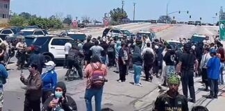 Protestas en Los Ángeles tras redadas de ICE: Trump planea enviar la Guardia Nacional Manifestantes se congregan frente a oficiales en 6437 Alondra Blvd, Paramount, California, durante las protestas contra redadas de ICE, este sábado 7 de junio de 2025.