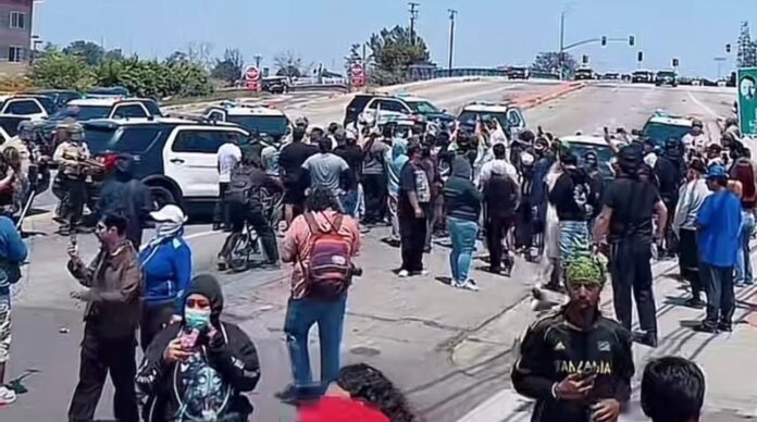 Manifestantes se congregan frente a oficiales en 6437 Alondra Blvd, Paramount, California, durante las protestas contra redadas de ICE, este sábado 7 de junio de 2025. Foto de TikTok @iglesialashekinah54 Manifestantes se congregan frente a oficiales en 6437 Alondra Blvd, Paramount, California, durante las protestas contra redadas de ICE, este sábado 7 de junio de 2025.
