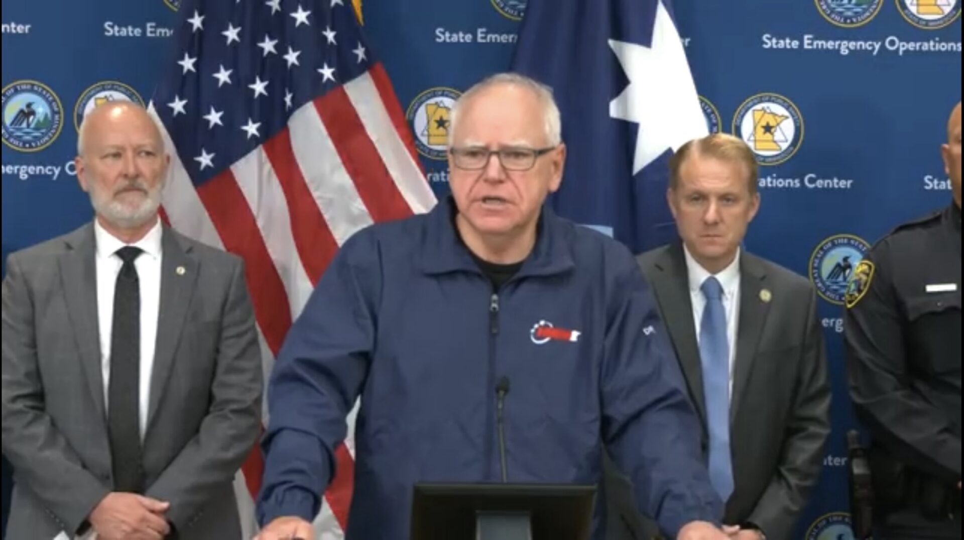 El gobernador de Minnesota, Tim Walz, ofrece una conferencia de prensa el sábado 14 de junio de 2025, desde el Centro Estatal de Operaciones de Emergencia, para informar sobre el tiroteo que calificó como un acto de “violencia política dirigida”. En el ataque murieron la representante estatal Melissa Hortman y su esposo, y resultaron gravemente heridos el senador estatal John Hoffman y su esposa. Las autoridades confirmaron que el sospechoso se hacía pasar por un oficial de policía y sigue prófugo.