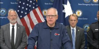 Asesinan a la legisladora de Minnesota Melissa Hortman, y hieren al senador John Hoffman, su condición es grave El gobernador de Minnesota, Tim Walz, ofrece una conferencia de prensa el sábado 14 de junio de 2025, desde el Centro Estatal de Operaciones de Emergencia, para informar sobre el tiroteo que calificó como un acto de “violencia política dirigida”. En el ataque murieron la representante estatal Melissa Hortman y su esposo, y resultaron gravemente heridos el senador estatal John Hoffman y su esposa. Las autoridades confirmaron que el sospechoso se hacía pasar por un oficial de policía y sigue prófugo.