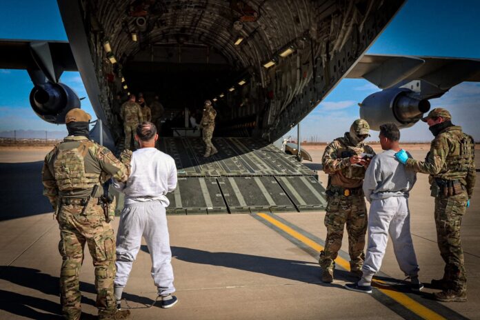 img_3207-1.jpg Personas deportadas bajo custodia de ICE en la base militar de Guantánamo, Cuba. Imagen publicada por el DHS el 5 de febrero de 2025 en Instagram.