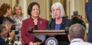 Proyecto de ley busca frenar operativos migratorios con agentes encubiertos sin identificación Senadora Patty Murray en el Capitolio presentando el proyecto de ley VISIBLE Act, el 8 de julio de 2025.