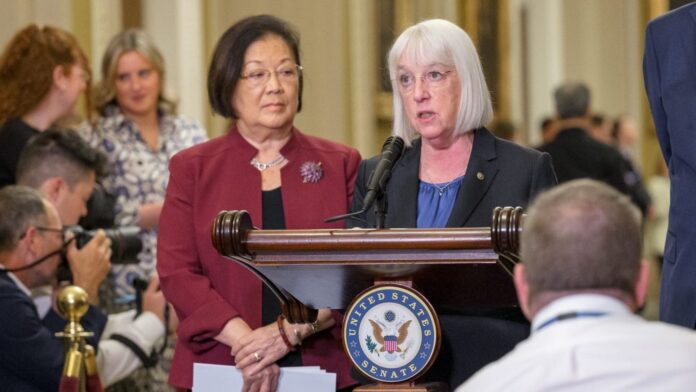 Foto cortesia de murray.senate.gov el 8 de julio de 2025 Senadora Patty Murray en el Capitolio presentando el proyecto de ley VISIBLE Act, el 8 de julio de 2025.