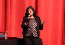 Pramila Jayapal crítica al partido republicano de WA y rechaza llamado a “autodeportarse” Pramila Jayapal hablando con micrófono en mano durante el Town Hall en Spokane frente a un telón rojo. © Latino Herald