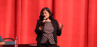 Pramila Jayapal crítica al partido republicano de WA y rechaza llamado a “autodeportarse” Pramila Jayapal hablando con micrófono en mano durante el Town Hall en Spokane frente a un telón rojo. © Latino Herald