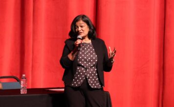 Pramila Jayapal crítica al partido republicano de WA y rechaza llamado a “autodeportarse” Pramila Jayapal hablando con micrófono en mano durante el Town Hall en Spokane frente a un telón rojo. © Latino Herald