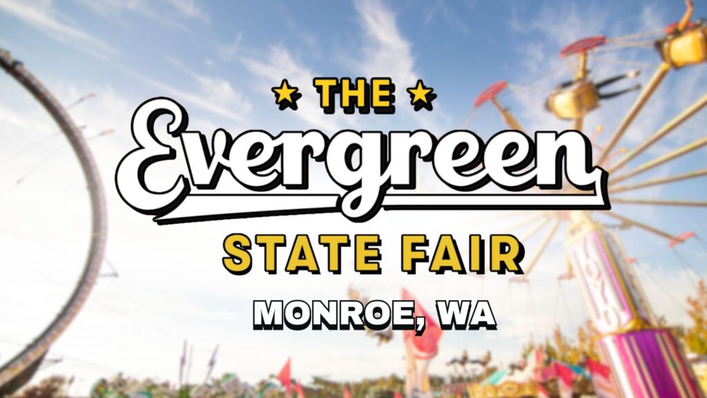Logotipo oficial de la Evergreen State Fair sobre fondo de juegos mecánicos y cielo azul.