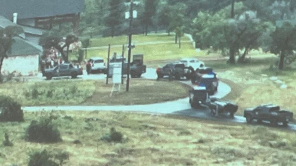 Vehículos de rescate ingresan a Camp Mystic en Texas para evacuar a menores tras las inundaciones.
