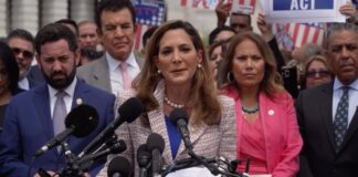 Salazar y Escobar lideran propuesta migratoria que legalizaría a millones de inmigrantes María Elvira Salazar habla frente a varios micrófonos durante una conferencia de prensa sobre la propuesta DIGNIDAD Act; a su lado, otras y otros legisladores la acompañan, incluidos Verónica Escobar y Adriano Espaillat.