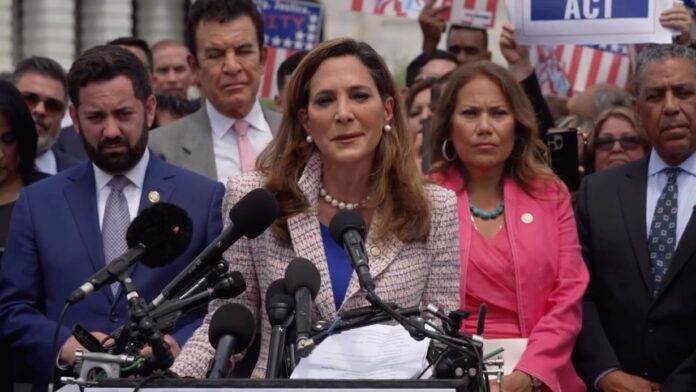 22 GENERAL (3) María Elvira Salazar habla frente a varios micrófonos durante una conferencia de prensa sobre la propuesta DIGNIDAD Act; a su lado, otras y otros legisladores la acompañan, incluidos Verónica Escobar y Adriano Espaillat.