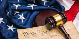 Juez de New Hampshire bloquea temporalmente política de Trump sobre ciudadanía American Constitution - We the People with USA Flag and Judge Ga