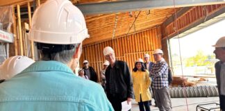 Rick Steves dona $1 millón para el Centro Vecinal de Lynnwood Rick Steves en el exterior del Lynnwood Neighborhood Center, el 22 de abril de 2025. ©Latino Herald