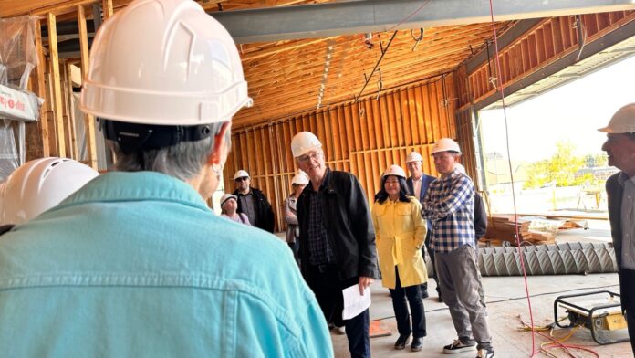 Rick Steves en el exterior del Lynnwood Neighborhood Center, el 22 de abril de 2025. ©Latino Herald