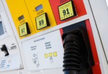 La gasolina se mantiene por debajo de los $3 en la nación y $4 en Washington