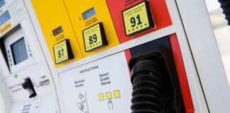 La gasolina se mantiene por debajo de los $3 en la nación y $4 en Washington