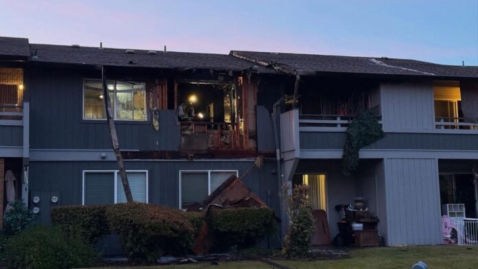 Vista del daño estructural tras el incendio en un complejo de apartamentos en Puyallup, donde el fuego fue contenido en una sola unidad. © Central Pierce Fire & Rescue Vista del daño estructural tras el incendio en un complejo de apartamentos en Puyallup, donde el fuego fue contenido en una sola unidad. © Central Pierce Fire & Rescue