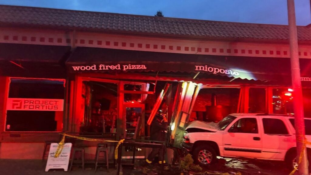 SUV blanca incrustada en la fachada del restaurante Mioposto Ravenna tras el accidente.