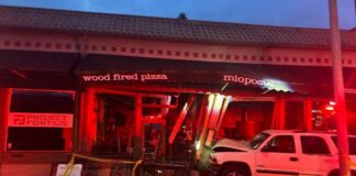 SUV se estrella contra restaurante Mioposto en Seattle: varios heridos y cierre temporal SUV blanca incrustada en la fachada del restaurante Mioposto Ravenna tras el accidente.