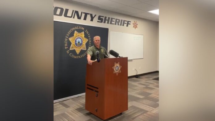 Foto: Sheriff Robert Norris durante la rueda de prensa donde dio a conocerl el nombre del sospechoso de matar a los dos bomberos en la emboscada - Cortesía la oficina del sheriff del condado de Kootenai Foto: Sheriff Robert Norris durante la rueda de prensa donde dio a conocerl el nombre del sospechoso de matar a los dos bomberos en la emboscada - Cortesía la oficina del sheriff del condado de Kootenai