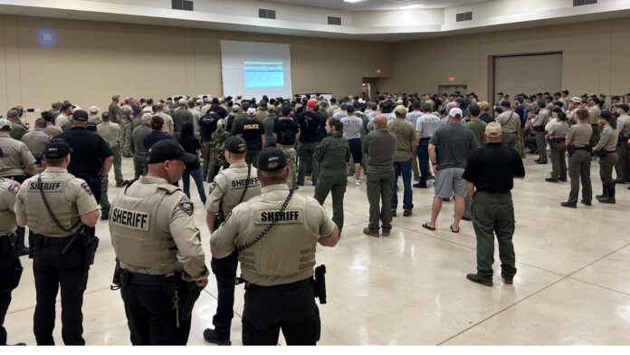 Foto: Personal de diferentes dependencias trabajando en el grupo de rescate de Texas - Cortesía de la oficina del sheriff del condado de Kerr