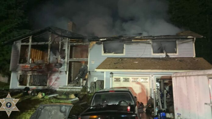 Foto: Estado de la casa luego del incendio que se cobró la vida de un padre y su hija de 9 años, el sábado 5 de julio del 2025 - Cortesía de la oficina del sheriff del condado de Kitsap