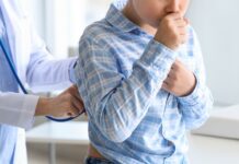 Casos de tos ferina a la alza en Washington: padres comparten el dolor de la enfermedad Ill Coughing Little Boy Visiting Doctor in Clinic