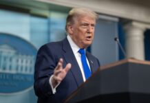 Trump afirma que desnaturalizaría a ciertos ciudadanos si tuviera la autoridad Foto: Donald Trump durante una conferencia de prensa con la fiscal general Pam Bondi y el fiscal general adjunto Todd Blanche en la sala de prensa James S. Brady el viernes 27 de junio de 2025 - Cortesía de la Casa Blanca