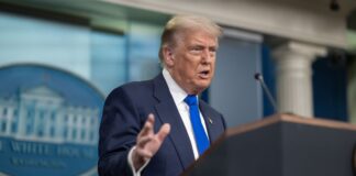 Trump afirma que desnaturalizaría a ciertos ciudadanos si tuviera la autoridad Foto: Donald Trump durante una conferencia de prensa con la fiscal general Pam Bondi y el fiscal general adjunto Todd Blanche en la sala de prensa James S. Brady el viernes 27 de junio de 2025 - Cortesía de la Casa Blanca