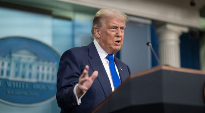 Trump buscará eliminar la ciudadanía por nacimiento con una ley Foto: Donald Trump durante una conferencia de prensa con la fiscal general Pam Bondi en la sala de prensa James S. Brady - Cortesía de la Casa Blanca