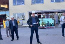 Empresario compra el Lynnwood Hygiene Center para evitar su cierre Foto: Rick Steves en el exterior del Lynnwood Neighborhood Center, el 22 de abril de 2025. © Latino Herald