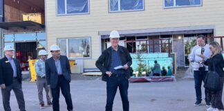 Empresario compra el Lynnwood Hygiene Center para evitar su cierre Foto: Rick Steves en el exterior del Lynnwood Neighborhood Center, el 22 de abril de 2025. © Latino Herald