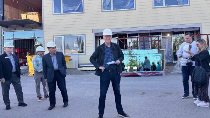 Foto: Rick Steves en el exterior del Lynnwood Neighborhood Center, el 22 de abril de 2025. ©Latino Herald Foto: Rick Steves en el exterior del Lynnwood Neighborhood Center, el 22 de abril de 2025. © Latino Herald