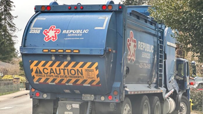 Foto: Vehículo recolector de basura de la empresa Republic Services ©️Latino Herald Foto: Vehículo recolector de basura de la empresa Republic Services ©️Latino Herald