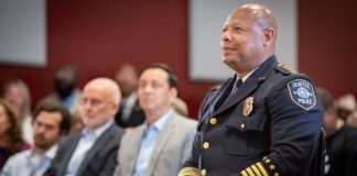 Seattle inicia foros comunitarios para mejorar la seguridad pública Foto: Ceremonia de juramento para el jefe de policía de Seattle, Shon Barnes, en el Museo Afroamericano del Noroeste. - Cortesía del SPD