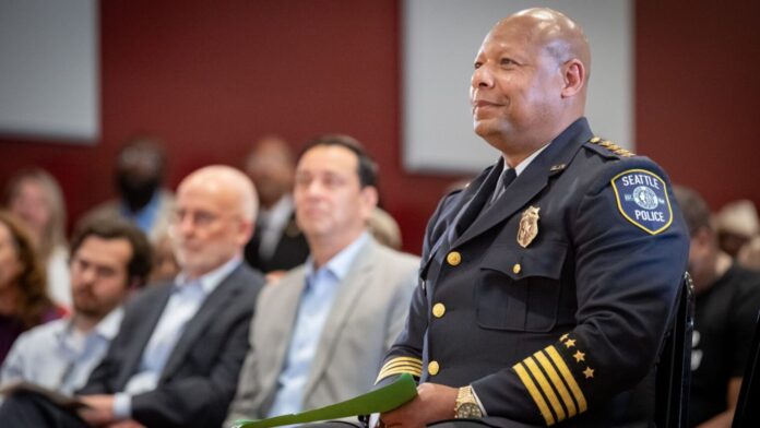 Foto: Ceremonia de juramento para el jefe de policía de Seattle, Shon Barnes, en el Museo Afroamericano del Noroeste. - Cortesía del SPD Foto: Ceremonia de juramento para el jefe de policía de Seattle, Shon Barnes, en el Museo Afroamericano del Noroeste. - Cortesía del SPD
