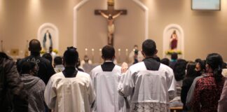 Migrantes en California quedan exentos de misa dominical por riesgo de redadas Imagen de una misa catolica