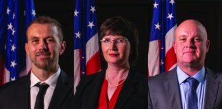 Condado Lewis se declara oficialmente «no santuario» Foto: De izquierda a derecha, los comisionados del Condado de Lewis: Sean D. Swope (Distrito 1), Lindsey R. Pollock (Distrito 2) y Scott J. Brummer (Distrito 3). Cortesía del Condado de Lewis, Washington.