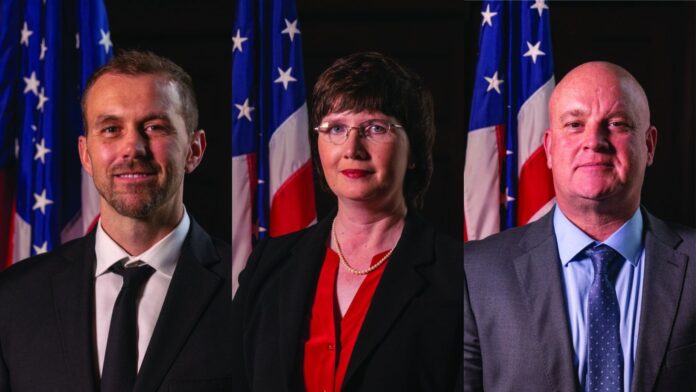 Foto: De izquierda a derecha, los comisionados del Condado de Lewis: Sean D. Swope (Distrito 1), Lindsey R. Pollock (Distrito 2) y Scott J. Brummer (Distrito 3). Cortesía del Condado de Lewis, Washington. Foto: De izquierda a derecha, los comisionados del Condado de Lewis: Sean D. Swope (Distrito 1), Lindsey R. Pollock (Distrito 2) y Scott J. Brummer (Distrito 3). Cortesía del Condado de Lewis, Washington.