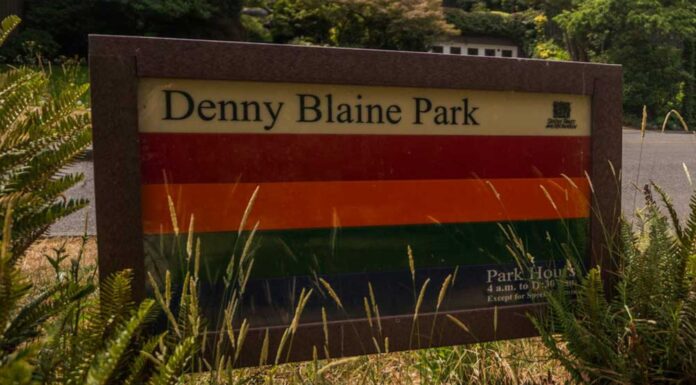 Exhiben videos de actos sexuales en parque nudista durante juicio en Seattle Foto: Letrero del parque denny blaine - Cortesía de la ciudad de Seattle