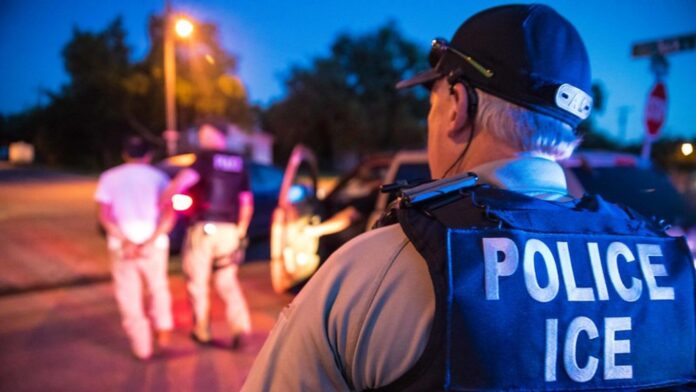 Foto: Operación de Deportación y Control de Inmigración (ERO) de ICE arresta a presuntos fugitivos criminales como parte de la Operación Cross Check el 20 de junio de 2019 - Cortesía del Facebook de ICE Foto: Operación de Deportación y Control de Inmigración (ERO) de ICE arresta a presuntos fugitivos criminales como parte de la Operación Cross Check el 20 de junio de 2019 - Cortesía del Facebook de ICE