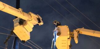 Más de 20.000 personas quedan sin electricidad tras incendio al norte de Seattle Foto: Personal de Seattle City Light, trabajando en las líneas de electricidad - Cortesía de la ciudad de Seattle