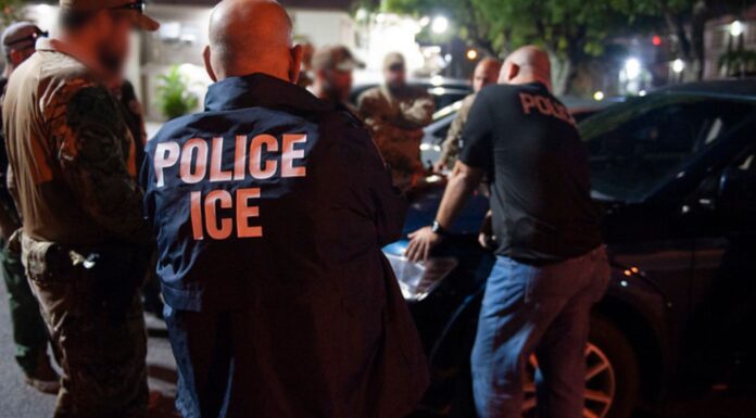 Tacoma aprueba restricciones al uso de propiedades municipales para operativos migratorios Foto: Miembros del equipo de respuesta especial y de operaciones de deportación y control de inmigración, durante un operativo - ICE