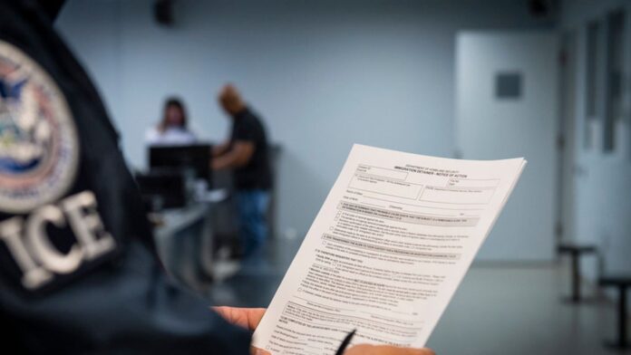 Foto: Fotografías de un formulario de detención de inmigración tomada en un centro de detención el 5 de noviembre de 2019 - Cortesía de ICE Fotografías de un formulario de detención de inmigración tomada en un centro de detención el 5 de noviembre de 2019 - Cortesía de ICE