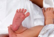 Ocho bebés concebidos con ADN de tres personas nacen sin enfermedades hereditarias Newborn baby heal prick with bandaid