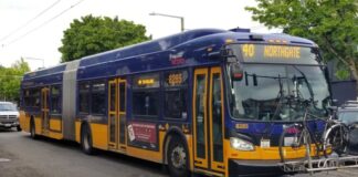 Carriles para autobuses en el norte de Seattle generan críticas de negocios locales Foto: autobús de la Ruta 40 circula por Seattle - Cortesía del SDOT