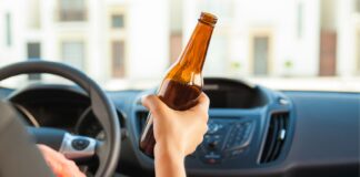 Washington impulsa iniciativa para frenar la conducción bajo los efectos del alcohol Woman drinking and driving