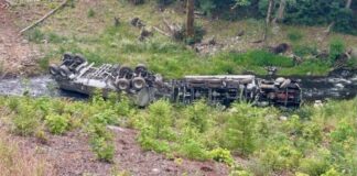 Accidente de camión provoca derrame de crudo en un arroyo al oeste de Port Angeles Foto: Camión cisterna accidentado en un arroyo al oeste de Port Angeles - Cortesía de Katherine Weatherwax, WSP