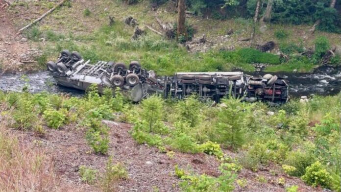 Foto: Camión cisterna accidentado en un arroyo al oeste de Port Angeles - Cortesía de Katherine Weatherwax, WSP Foto: Camión cisterna accidentado en un arroyo al oeste de Port Angeles - Cortesía de Katherine Weatherwax, WSP