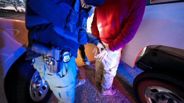 Foto: ICE arresta a presuntos criminales extranjeros como parte de una operación de 3 días en el norte de Texas y Oklahoma, el 21 de marzo de 2019 - Cortesía de ICE Foto: ICE arresta a presuntos criminales extranjeros como parte de una operación de 3 días en el norte de Texas y Oklahoma, el 21 de marzo de 2019 - Cortesía de ICE