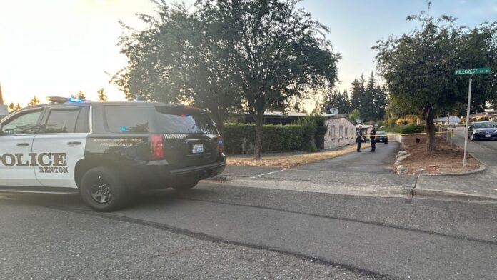 Foto: Agentes de la policía de Renton, en la ubicacion donde sucedieron los hechos- Cortesía del departamento de policía de Renton Foto: Agentes de la policía de Renton, en la ubicacion donde sucedieron los hechos- Cortesía del departamento de policía de Renton